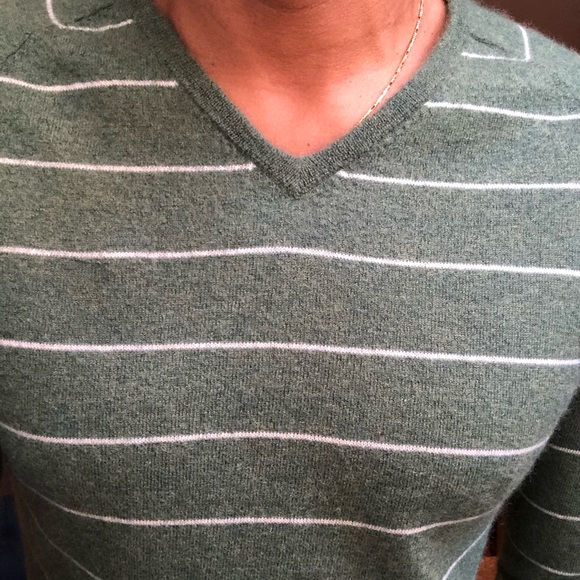 Club Monaco Cashmere V Neck Sweater - Picture 2 of 3